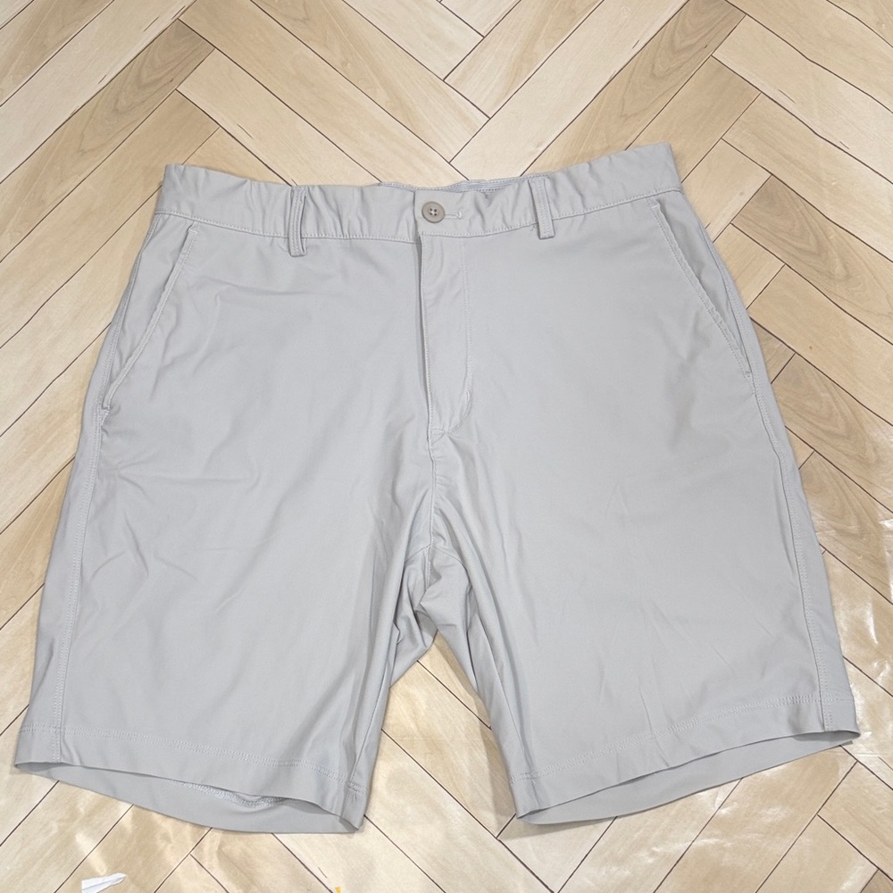 Greg Norman Collection Light Gray gold shorts size 32